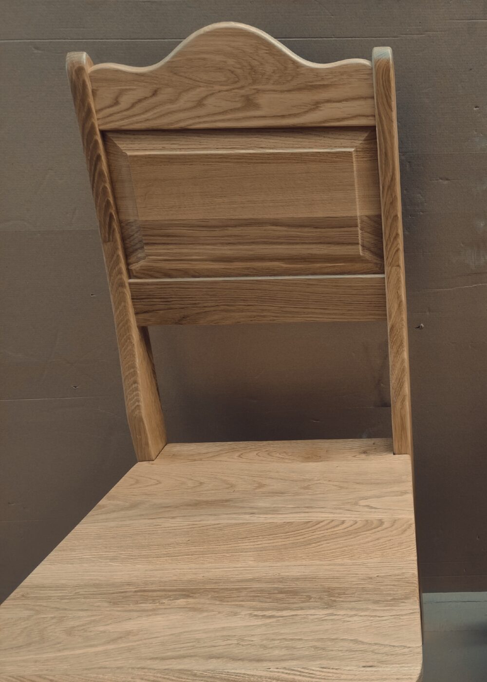 Ąžuolinė kėdė pastiprinta