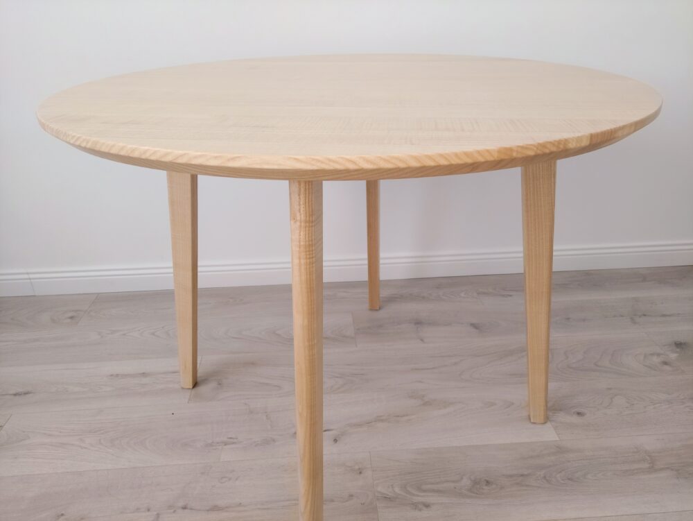 Apvalus skandinaviško dizaino stalas